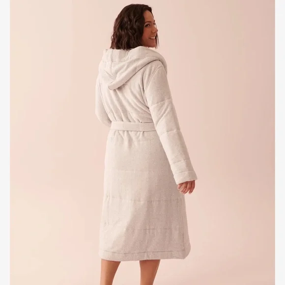 (๐
ป) Soft Knit Quilted Hooded Robe | ๐ฅ๐ ๐๐ข๐ ๐๐ง ๐๐จ๐ฌ๐ - Picture 2 of 4